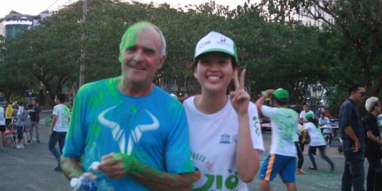 Giao lưu ngôn ngữ văn hóa với người nước ngoài