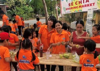 Sinh viên Khoa Khoa học thể thao TDTU tham gia tổ chức sự kiện cộng đồng tại Hội An