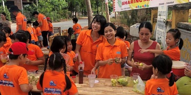 Sinh viên Khoa Khoa học thể thao TDTU tham gia tổ chức sự kiện cộng đồng tại Hội An