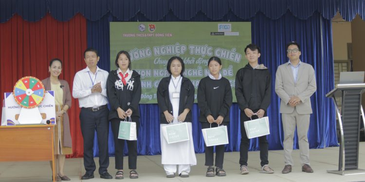 HIỆU TRƯỞNG TRƯỜNG THCS & THPT ĐỒNG TIẾN – NHỮNG ẤP Ủ KHI MANG HƯỚNG NGHIỆP THỰC CHIẾN VỀ VỚI TRƯỜNG